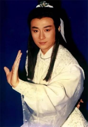 Trong phim truyền hình “Song hùng kỳ hiệp” năm 1987 đóng cặp với Lương Triều Vỹ, Ngô Đại Dung khắc họa thành công hình tượng chàng quân tử bạch y Hoa Vô Khuyết.