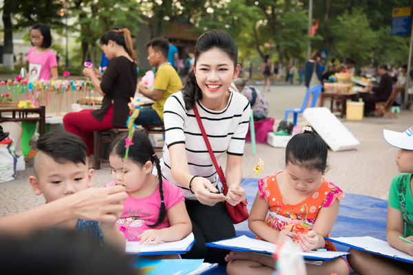 
Á hậu Thanh Tú dẫn các em đi dạo quanh Bờ Hồ và tìm kiếm đề tài vẽ tranh.
