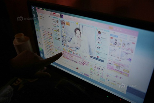 
Sau n&agrave;y, nghề streamer ph&aacute;t triển ng&agrave;y một thịnh, rất nhiều người vung tay kh&ocirc;ng tiếc tiền cho những hot streamer xinh đẹp v&agrave; n&oacute;i chuyện hay. T&ocirc; Triệt cũng đ&atilde; kiếm bộn tiền nhờ c&ocirc;ng việc đ&oacute;. Tuy kh&ocirc;ng tiết lộ ch&iacute;nh x&aacute;c con số thu nhập nhưng T&ocirc; Triệt cho biết, thu nhập của anh l&agrave; mức lương trong mơ của nhiều người trẻ.
