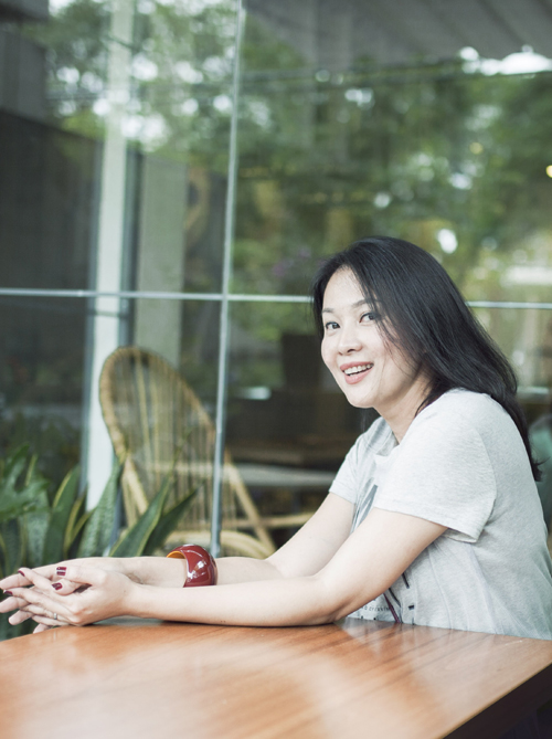 
Minh Anh chia sẻ, chị vẫn lu&ocirc;n giữ g&igrave;n, n&acirc;ng niu những kỷ niệm qu&aacute; khứ nhưng sống thực tế với những lo toan thường nhật.
