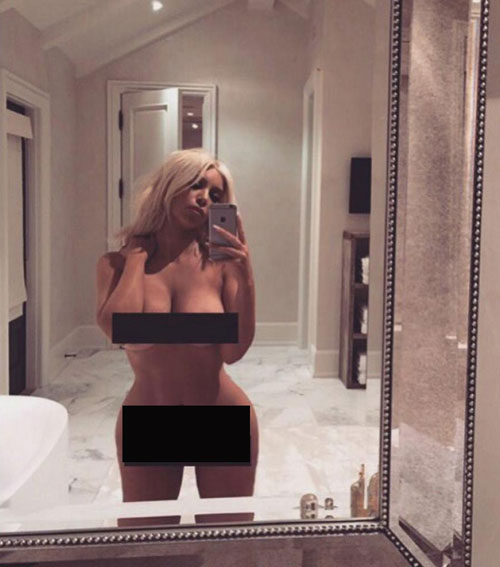 
Trước đó, Kim gây bão mạng xã hội khi đăng ảnh khỏa thân che thanh đen ở phần nhạy cảm. Bức ảnh này của cô gây nên cuộc tranh cãi ồn ào giữa những người ủng hộ và phản đối.
