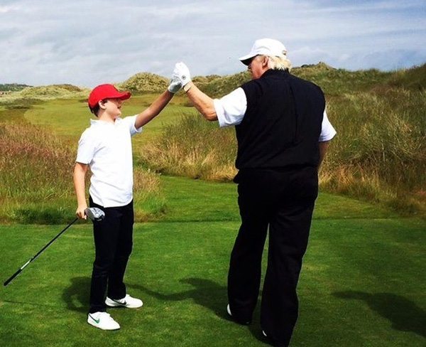 
Barron và cha có cùng sở thích chơi golf. Ảnh: Romper.
