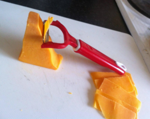 Với chiếc dao gọt khoai tây, bạn có thể dễ dàng cắt phô mai thành những lát rất mỏng.