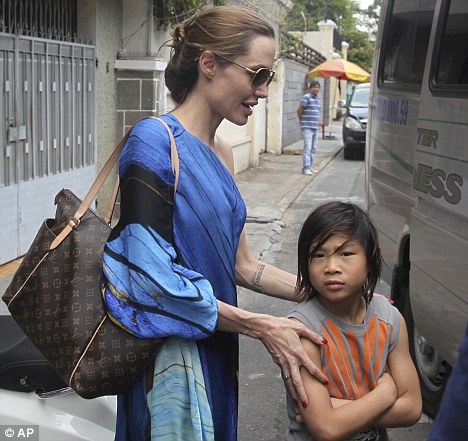 
Angelina đưa Pax về Việt Nam vào năm 2011 nhưng không ghé Trung tâm Tam Bình.
