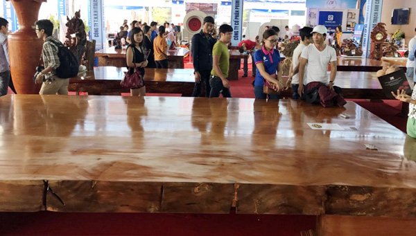 Nhiều đại gia Hà Nội lóa mắt với những chiếc phản tiền tỷ này.