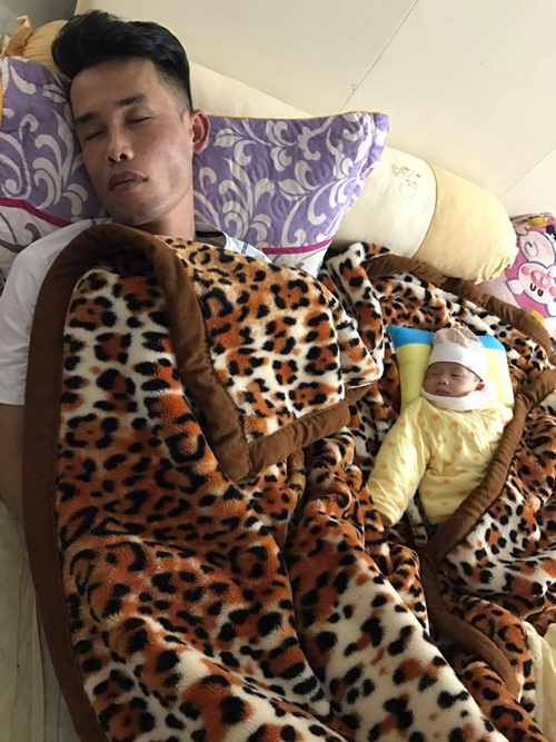 
Tr&ecirc;n trang c&aacute; nh&acirc;n, b&agrave; x&atilde; Diệu Th&uacute;y chia sẻ khoảnh khắc Hiệp G&agrave; ngủ m&ecirc; mệt b&ecirc;n con trai.
