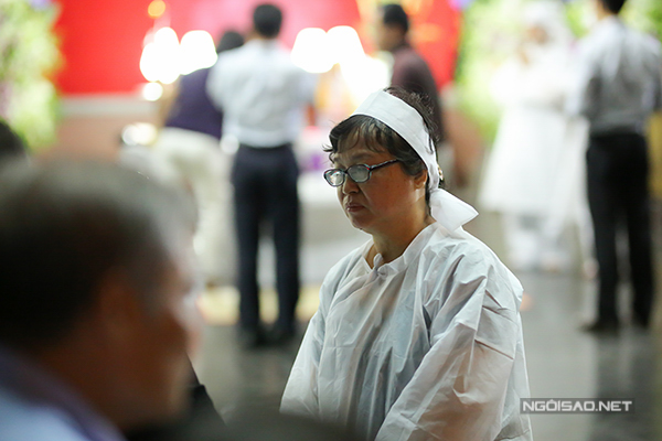 
Vợ chồng Quang L&yacute; đ&atilde; c&oacute; 40 năm h&ocirc;n nh&acirc;n son sắt n&ecirc;n khi chồng ra đi trước, b&agrave; Minh Nguyệt rất đau buồn. L&uacute;c Quang L&yacute; c&ograve;n sống, vợ &ocirc;ng đảm đang, thay chồng lo kinh tế, chăm con để &ocirc;ng y&ecirc;n t&acirc;m l&agrave;m nghệ thuật.
