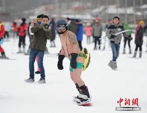 Tháng 1/2016, một khu trượt tuyết ở Thanh Đảo cũng bị chỉ trích khi dùng người mẫu bikini đứng quảng cáo.