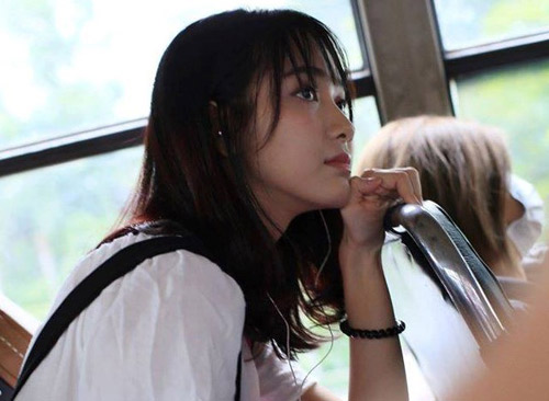 
Hình ảnh chụp lén trên xe buýt của Jang Mi được chia sẻ khắp các trang mạng xã hội
