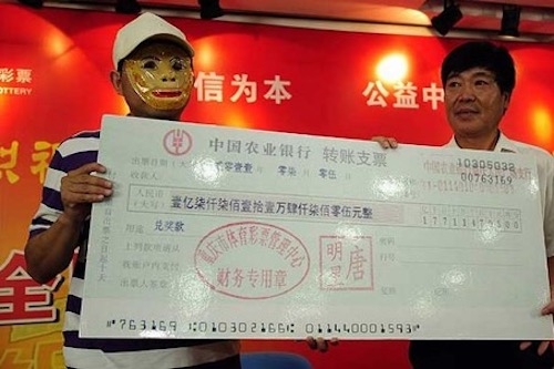 
Người nhận thưởng khi trúng giải jackpot ở nước ngoài cũng đeo mặt nạ.
