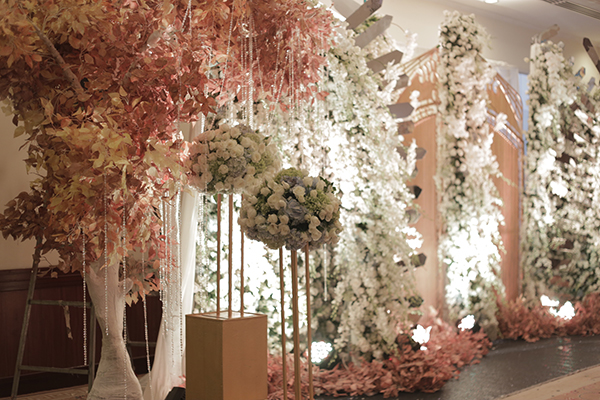 
Đám cưới của Đông Phương được trang trí với nhiều hoa tươi màu trắng. Wedding planner sử dụng hai loại hoa chính là hoa hồng và lan hồ điệp.
