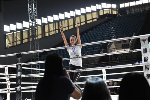 
H&agrave;m Dư muốn tỏa s&aacute;ng tr&ecirc;n nhưng s&agrave;n diễn thời trang, diện những bộ trang phục lộng lẫy, được nhiều người t&aacute;n thưởng, tung h&ocirc; như trước kia. Tuy nhi&ecirc;n, c&ocirc;ng việc l&agrave;m người mẫu tr&ecirc;n v&otilde; đ&agrave;i quyền anh cũng l&agrave; một trải nghiệm mới mẻ th&uacute; vị của c&ocirc; n&agrave;ng. ​
