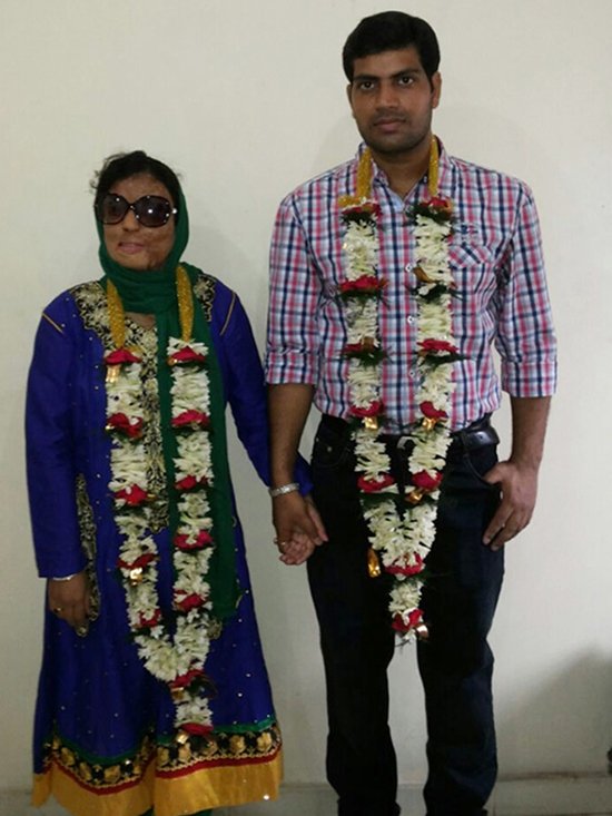
Sonali hạnh phúc viên mãn trong cuộc hôn nhân với Chittaranjan.
