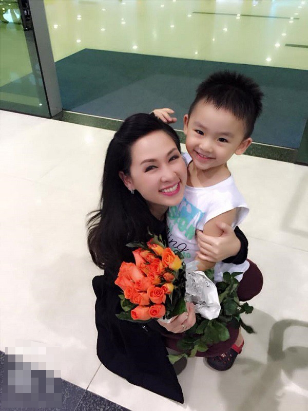 
Thu&yacute; Hằng v&agrave; con trai. Ảnh: TL.
