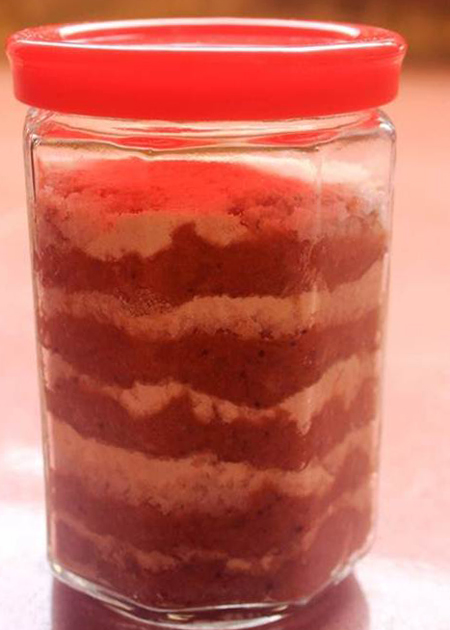 Bước 6: Mắm sau khi phơi nắng mùa hè khoảng 1 tháng đã khá ngấu và có màu đỏ tươi, lúc này mắm bắt đầu ăn ngon. (Nếu bạn làm mắm vào mùa lạnh, trời ít nắng thì bạn để khoảng 2 tháng nhé, cho mắm ngấu thì ăn sẽ ngon hơn).