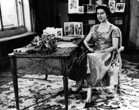 
Đây là bức ảnh chụp từ lần ghi hình đầu tiên của nữ hoàng vào năm 1957.
