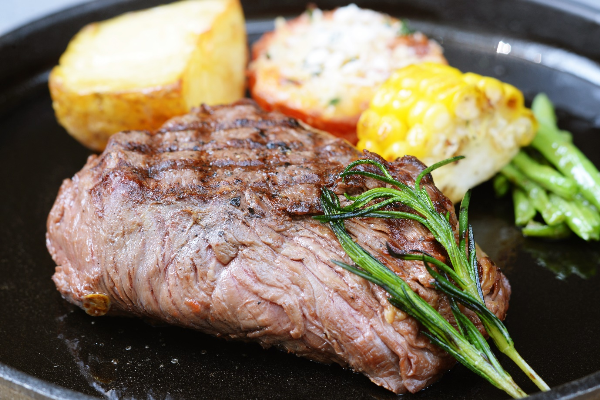 Gi&aacute;ng sinh n&agrave;y, bạn c&oacute; thể c&ugrave;ng gia đ&igrave;nh đến LeBon Steak thưởng thức m&oacute;n b&iacute;t tết trứ danh v&agrave; cảm nhận kh&ocirc;ng kh&iacute; Noel đ&uacute;ng chất phương T&acirc;y ngay giữa l&ograve;ng Thủ đ&ocirc;.