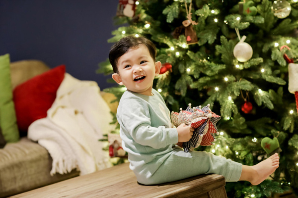 
Cậu bé cười tít mắt khi được hòa mình vào không khí Giáng sinh.
