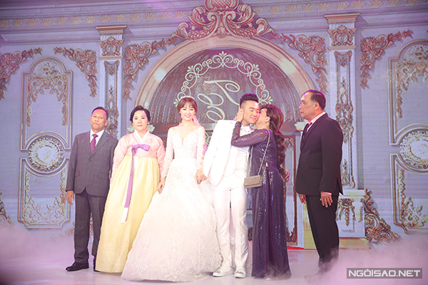 
Sau đó, Trấn Thành thay đôi giầy thấp hơn màu trắng khi xuất hiện trên sân khấu tiến hành các nghi lễ trong đám cưới.
