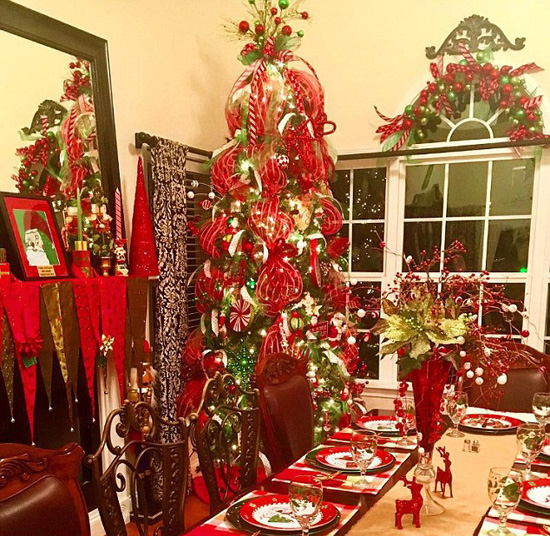 
Tiffany khoe ảnh bàn tiệc với màu xanh đỏ chủ đạo của lễ Giáng sinh.
