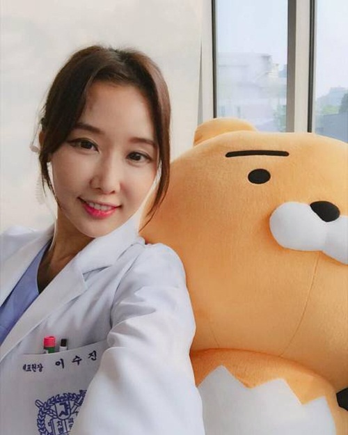 
Kh&ocirc;ng ngờ những h&igrave;nh ảnh của c&ocirc; Su Jin nhận được rất nhiều lượt y&ecirc;u th&iacute;ch v&igrave; sự trẻ trung vượt trội so với độ tuổi thật. Từ đ&oacute;, nữ nha sĩ nghiện chụp ảnh. C&ocirc; rất th&iacute;ch khi được mọi người ch&uacute; &yacute;, được l&agrave;m quen nhiều bạn mới.
