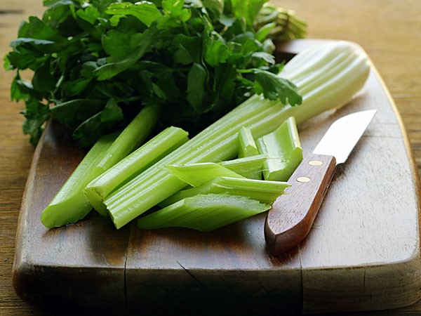 Cần t&acirc;y: Một số enzyme trong cần t&acirc;y c&oacute; t&aacute;c dụng l&agrave;m giảm mồ h&ocirc;i, gi&uacute;p loại bỏ m&ugrave;i cơ thể. Ngo&agrave;i ra, cần t&acirc;y cũng k&iacute;ch th&iacute;ch cơ thể giải ph&oacute;ng pheromone, hormone thu h&uacute;t người kh&aacute;c giới.