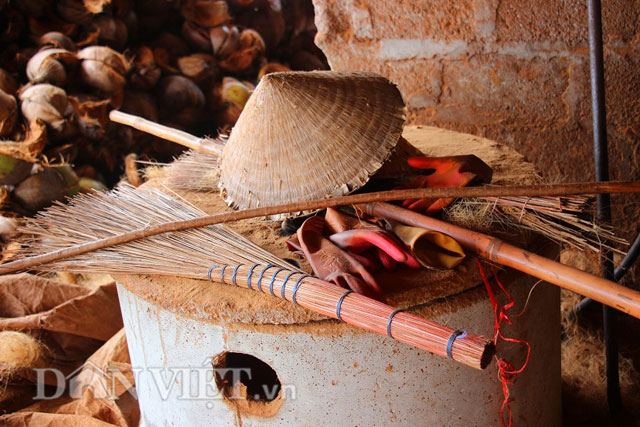 Cọng l&aacute; dừa cũng được tận dụng l&agrave;m chổi qu&eacute;t