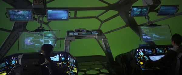 
Các diễn viên đang tưởng tượng lái chiếc tàu không gian trước một tấm màn xanh trong bộ phim “Bí ẩn hành tinh chết”
