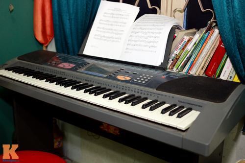 Chiếc đàn piano Bùi Anh Tuấn thường tập luyện được kê gọn trong một góc phòng
