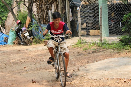 Giờ đây, Hiếu đã có thể tự đạp xe đến trường