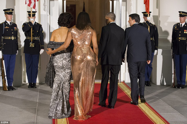 
Được miêu tả là biểu tượng phong cách nước Mỹ nhờ gu thời trang đẳng cấp trong 8 năm ở Nhà Trắng, bà Obama một lần nữa không làm người hâm mộ thất vọng khi chọn mẫu đầm dạ hội trên trong quốc yến tối 18/10.
