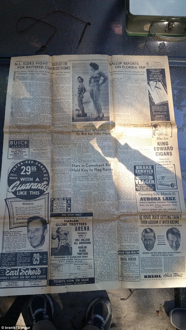 
Tờ giấy báo lót bên dưới vali có ngày xuất bản từ năm 1951.

