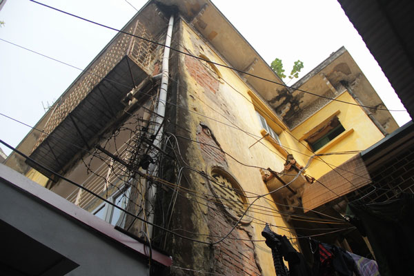 
Hình ảnh xuống cấp của ngôi biệt thư 65 Nguyễn Thái Học khi đoàn công tác thuộc Sở Xây dựng Hà Nội khảo sát hiện trạng xuống cấp trầm trọng của ngôi biệt thự này hôm 21/10/2015.

