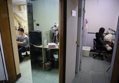 
Tuy nhi&ecirc;n, l&agrave;m một hot streamer đ&atilde; kh&oacute;, l&agrave;m huấn luyện vi&ecirc;n của họ c&ograve;n kh&oacute; gấp nhiều lần. Anh n&oacute;i:  Huấn luyện vi&ecirc;n cho streamer giống như một người bạn ẩn trong những người theo d&otilde;i, đứng ph&iacute;a sau hỗ trợ họ trong c&aacute;ch ph&aacute;t ng&ocirc;n, trang phục, h&agrave;nh vi. Ngo&agrave;i ra nếu những người theo d&otilde;i c&oacute; lời n&oacute;i khiếm nh&atilde; th&igrave; sẽ phải x&oacute;a hoặc khống chế ph&aacute;t ng&ocirc;n.
