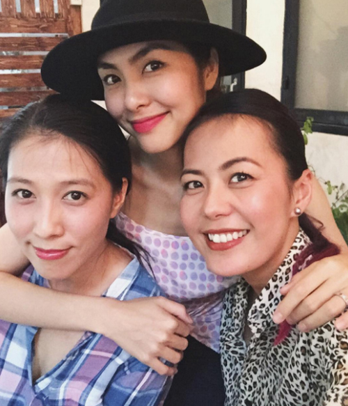 
Ngoài ra, những người bạn này cũng luôn có mặt ủng hộ mỗi dịp Tăng Thanh Hà khai trương nhà hàng, showroom thời trang tại TP HCM.
