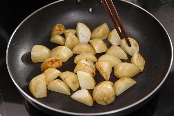 Bước 5: Ớt chuông và hành tây cắt nhỏ, bỏ vào xào chung với khoai tây, nêm nếm gia vị cho vừa ăn. Trình bày cánh gà và khoai tây ra đĩa, ăn kèm với cơm nóng.