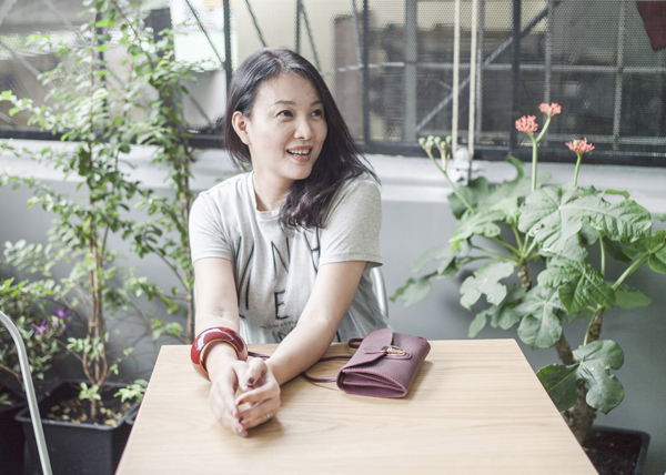 
Mỗi s&aacute;ng, cựu người mẫu th&iacute;ch pha c&agrave; ph&ecirc;, ngồi nh&acirc;m nhi một m&igrave;nh. Khi buồn, chị t&igrave;m nơi y&ecirc;n ả, vắng vẻ để suy nghĩ, t&igrave;m hướng giải quyết những vấn đề kh&oacute; khăn trong cuộc sống.
