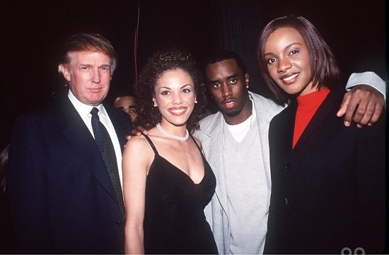 
Hoa hậu Hoàn vũ 1999 (ngoài cùng bên phải) vẫn giữ mối quan hệ thân thiết với Donald Trump.
