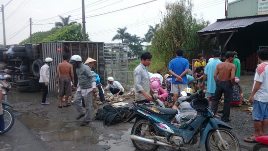 H&agrave;ng trăm người phụ gom vịt v&agrave; mua lại những con vịt đ&atilde; chết để hỗ trợ chủ nu&ocirc;i