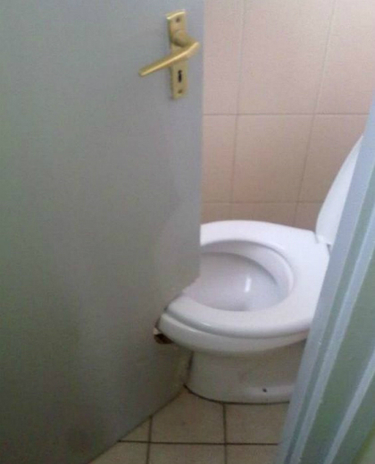 Lại một lỗi mở cửa va bồn cầu. Chủ nhân của toilet này là một kỹ sư, và anh thừa nhận đã quên mất căn phòng nhỏ đến mức không thể mở cửa nếu có bồn cầu.