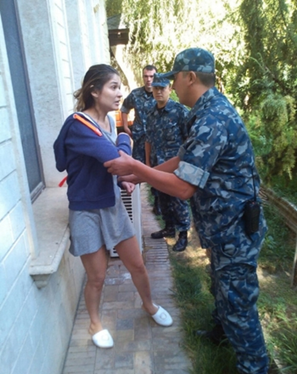 
Bức ảnh cho thấy bà Karimova tranh cãi với các nhân viên quản thúc. Ảnh: Washington Post.
