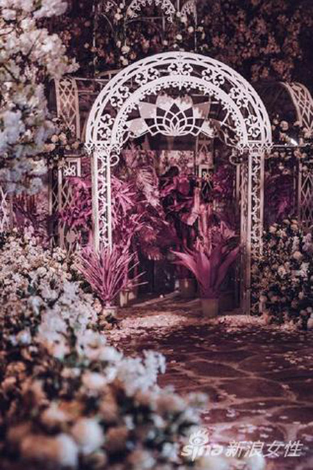 
Hôn lễ của cặp đôi này được tổ chức cả trong nhà và ngoài trời. Mỗi nơi đều được trang trí rất cầu kỳ và tinh xảo như một khu rừng huyền bí.
