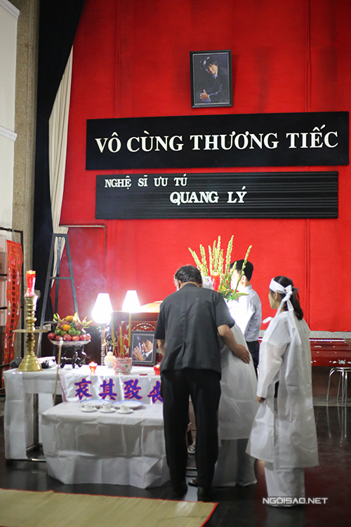 
Người th&acirc;n, bạn b&egrave; an ủi, động vi&ecirc;n vợ Quang L&yacute; trong tang lễ tối 1/12.
