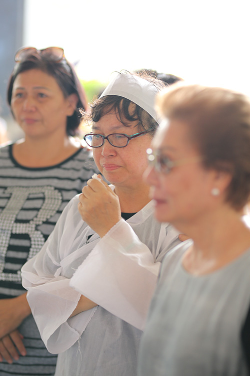 
Vợ của nghệ sĩ Quang L&yacute; d&ugrave; đau đớn nhưng vẫn tỏ ra b&igrave;nh tĩnh để tiếp kh&aacute;ch đến chia buồn với gia đ&igrave;nh.
