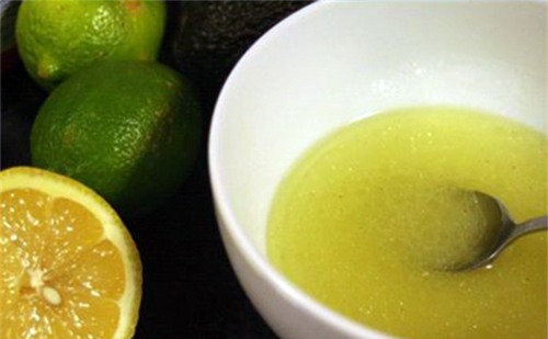 Chanh giàu vitamin C có tác dụng làm mờ vết thâm, sẹo