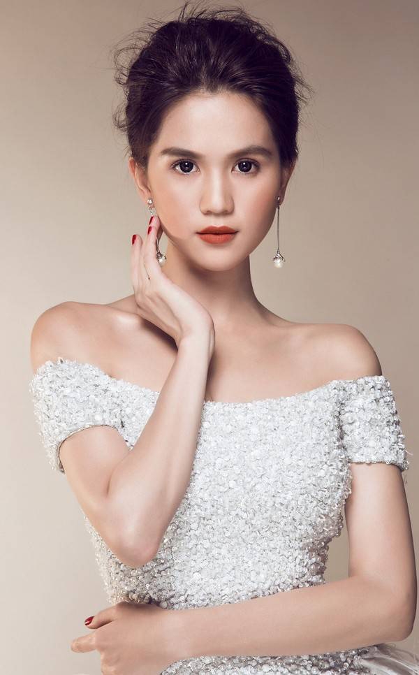 Đâu là lí do Ngọc Trinh chiếm được trái tim tỉ phú dù showbiz có không ít người đẹp và trẻ hơn cô?