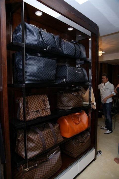 Cách đây một năm, số túi xách mà Đàm Vĩnh Hưng sở hữu đã lên tới gần 200 chiếc.