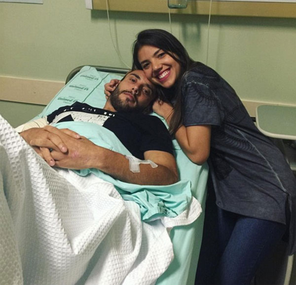 
Cô vợ Alissen đăng tải hình ảnh vui sướng bên chồng tại bệnh viện.
