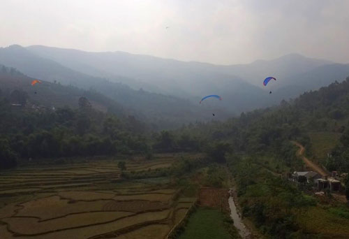 Anh Tuấn Anh, một thành viên trong CLB cho hay, có khoảng 60 người cùng bay với cô dâu chú rể, ai cũng diện vest rất bảnh bao. Họ mất 15 phút bay đến nơi tổ chức hôn lễ. Mọi người đều đùa hôm nay được đi rước dâu trên bầu trời, anh Tuấn Anh hài hước nói.