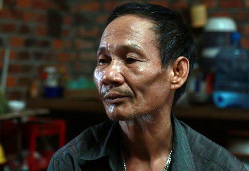 &Ocirc;ng C&oacute; buồn b&atilde; khi ng&ocirc;i nh&agrave; của m&igrave;nh đổ sập, 4 người h&agrave;ng x&oacute;m bị ch&ocirc;n v&ugrave;i, tử vong. Ảnh: Xu&acirc;n Ngọc.